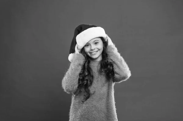 Sii positivo. Piccolo Babbo Natale. mi sento felice per il nuovo anno. tempo per le vacanze di Natale. bambina in cappello da Babbo Natale. allegro bambino sfondo rosso. moda per bambini invernali. vacanza invernale preferita. divertirsi — Foto Stock