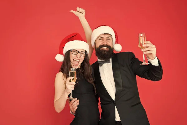 Irodai buli. Látogatási ünnepség. Páran készen állnak a bulira. Hivatalos ünnepség. Üdvözletem. Boldog új évet! A szakállas úriember szmokingos lány elegáns ruhát visel. Boldog karácsonyt! — Stock Fotó