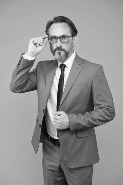 Ο άντρας με τα γένια και τα γυαλιά νιώθει αυτοπεποίθηση. σοβαρός επιχειρηματίας με κοστούμι. όμορφο πορτρέτο επιχειρηματία με αυτοπεποίθηση. μεσήλικας με γυαλιά. αναζητούν έξυπνος και έξυπνος — Φωτογραφία Αρχείου