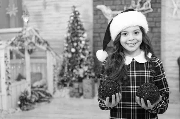 Moda çocuk dekoratif Xmas balosu. Mutluluk ve neşe. Noel 'den önceki sabah. Mutlu yıllar. Noel Baba şapkalı gülümseyen çocuk. Kış tatili aktivitesi. Noel alışverişi. Küçük kız elf kostümü — Stok fotoğraf
