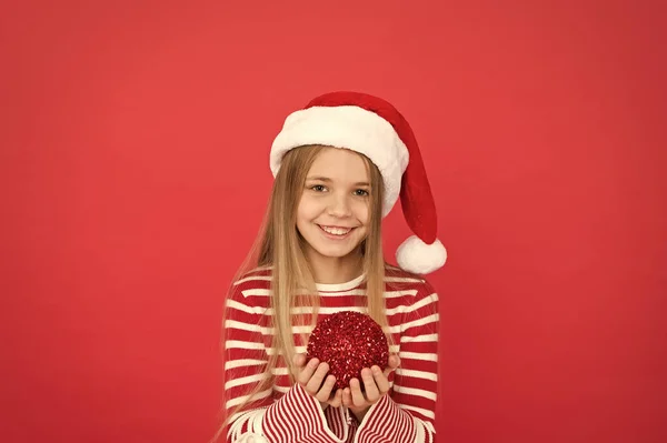 Hermoso detalle. Concepto de positividad. Alegre humor. Fiesta de Navidad. Vacaciones de invierno. Humor juguetón. Ideas de celebración navideña. Niño Santa Claus sombrero de traje. Feliz cara sonriente. Brillo y purpurina —  Fotos de Stock