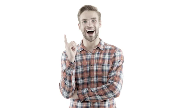 Super idée. Bonne idée. Un bel homme souriant gardant le doigt levé et regardant la caméra isolée fond blanc. Homme barbu idée fraîche joyeuse. Naissance des idées. Inspiration et motivation — Photo