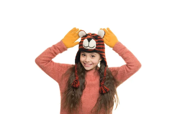 秋のニットウェアガイド。ニットのセーターの女の子。子供用の編み物。冬のファッショントレンド。小さな子供は白で孤立した楽しみを持っています。休暇の準備だ。手袋に手を入れて。クリスマスの帽子を見て — ストック写真