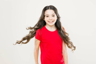 Farkı keşfet. Kıvırcık saç stili. Kuaför tavsiyesi. Uzun, sağlıklı, parlak saçları olan kız. Mükemmel bukleler. Kıvırcık saçlı şirin bir çocuk. Küçük kızın uzun saçları var. Genç manken.