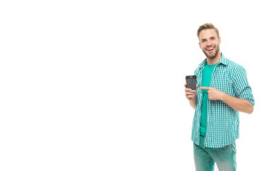 Hiç alternatif kahve denedin mi? Mutlu adam kahve içmeyi seviyor. Beyaz kahve arkaplanı olan yakışıklı bir adam. Kafein enerjisi. Kahve içmek benim günlük alışkanlığımdır. Keyfin yerinde.