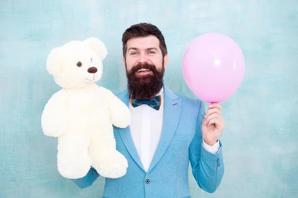 Celebra o amor. Dia dos Namorados. Homem romântico com ursinho de pelúcia e balão de ar esperando namorada. Um presente romântico. Macho pronto encontro romântico. O homem usa gravata de smoking. Dia das mulheres. Saudações 8 março — Fotografia de Stock