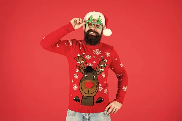 Pull avec cerf. Hipster homme barbu porter un pull d'hiver et un chapeau. Pull tricoté. Bonne année. Esprit de Noël. Tenue de fête d'hiver. Magasin de vêtements. Achetez des vêtements de fête. Accessoires vacances — Photo