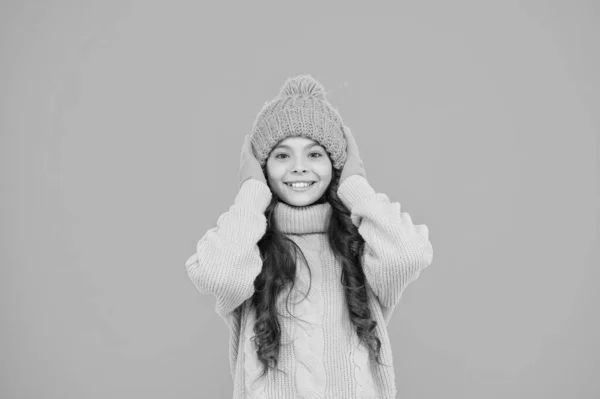 Комфортно і тепло. маленька дівчинка улюблений светр. капелюх і рукавички аксесуар. щаслива дитяча бірюзова стіна. готуйся до зими. зимовий відпочинок. домашнє в'язання. мода холодного сезону. тримати себе в теплі — стокове фото