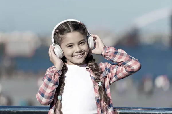 Adorabile amante della musica. Ai bambini piace ascoltare la musica. Ragazzina con le cuffie stereo. Bambino piccolo con auricolare wireless. Bambino che utilizza la tecnologia per il tempo libero o l'educazione musicale — Foto Stock