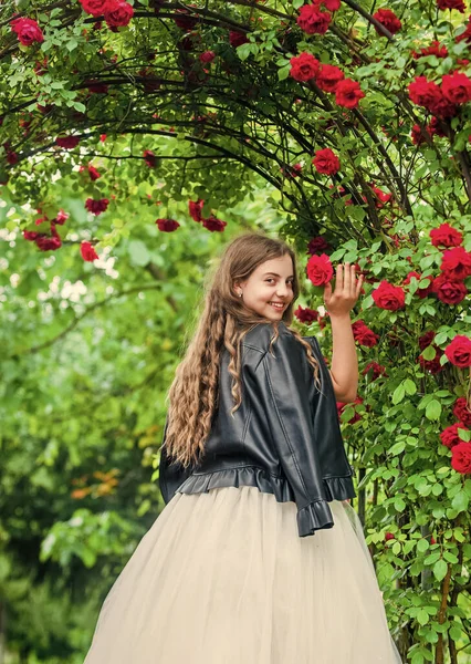 Robe fantaisie fille tendance et veste en cuir dans le jardin de roses, concept princesse élégant — Photo