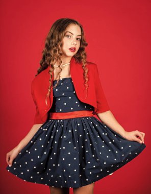 Çekici gençlik. Güzel çocuk uzun kıvırcık saçlı. Küçük kız makyajı. Eski usul. Saç sallama ve bakım. Sağlıklı, güçlü saçlar. Esmer kilitler için şampuan. Mükemmel kıvrım. Zarif retro çocuk. Klasik moda kadını.