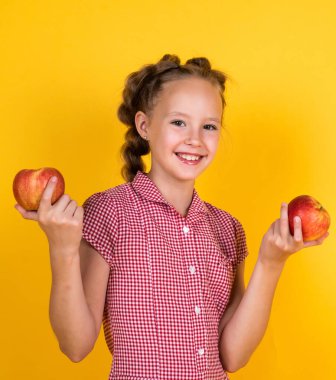 Pozitif ifade et. Vitamin dolu. Sadece organik yiyecekler. Doğal ve sağlıklı. Mutlu çocukluk. Çocuk elma yiyor. Meyveli çocuk. Genç kız elma taşıyor. Sonbahar hasadı. Bahar mevsimi meyveleri