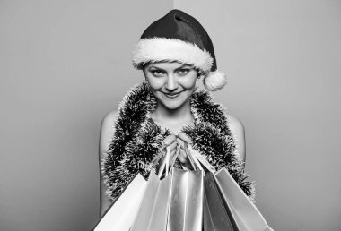 Noel partisi zamanı. Kış tatili için hazırlık. Hediye zamanı. Siber pazartesi. Yeni yılın kutlu olsun. Mutlu kadın Noel 'i kutluyor. Süslü Noel Baba kadın. Mutlu noel alışveriş satışları