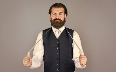 İş günü. İş gömleği mağazada mezura ile dikiliyordu. Beyaz gömlekli yakışıklı terzi çalışıyor. Antika mobilyalarla muhteşem bir atölye. Model için özel dikim takım elbisenin portresi