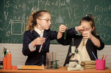 Kendine güvenen doktorlar. Okuldaki küçük kızlar. Biyoloji eğitimi. Biyoloji laboratuvarında bilimsel deneyler. Biyoloji dersi. Okula dönelim. Küçük bilim adamı mikroskopla çalışır. Kimya araştırması