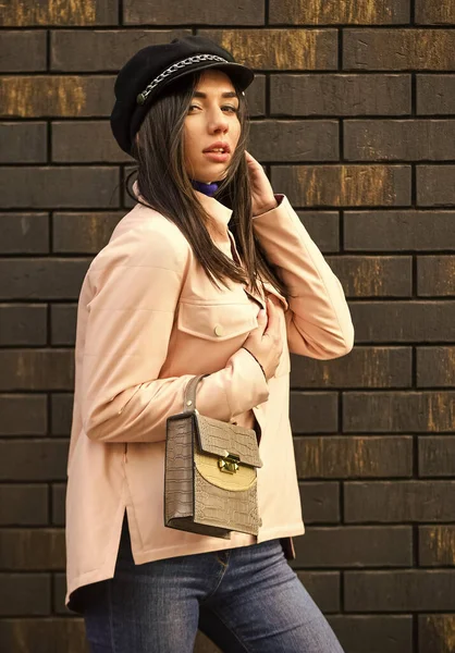 Bela mulher elegante andando em jaqueta rosa. usando chapéus da moda. estilo de rua. tendência queda primavera. Mulher na moda em casaco rosa. estação fria. Outono ou primavera olhar — Fotografia de Stock