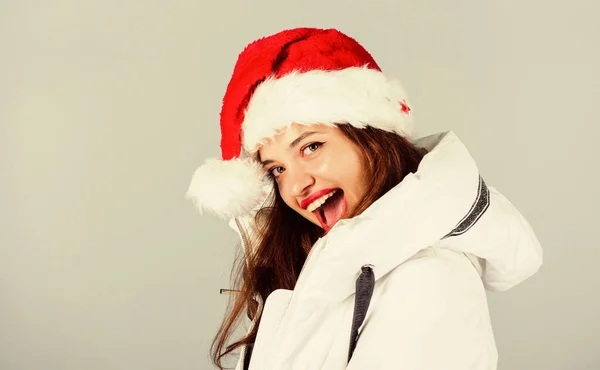 Boldog új évet! Karácsony előtti reggel. téli szünet és nyaralás. egy nő kabátban. lány Mikulás kalap. párnázott kabát divat. Meleg ruha. Szórakozás és ajándékok. Boldog új évet! Boldog karácsonyt! — Stock Fotó