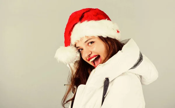 Feliz Ano Novo para ti. manhã antes do Natal. férias de inverno e férias. Mulher de casaco. Chapéu da menina Papai Noel. moda casaco acolchoado. roupas quentes. diversão e presentes. Feliz Ano Novo. Feliz Natal! — Fotografia de Stock