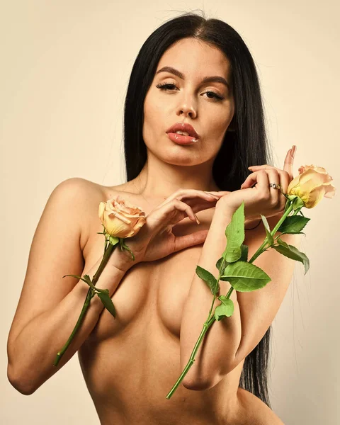 Ημέρα του Αγίου Βαλεντίνου. σέξι γυμνή όμορφη γυναίκα με λουλούδια. αγάπη και ρομαντισμό. Θεραπείες spa για αναζωογόνηση του δέρματος. σέξι γυμνή γυναίκα κρατά τριαντάφυλλο λουλούδι. απαλό και τρυφερό. υγιής γυναίκα κρατά τριαντάφυλλο με πέταλα — Φωτογραφία Αρχείου