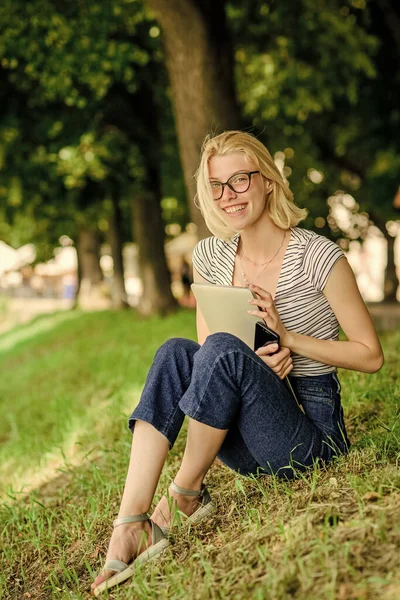 Concept d'été. Prenez une pause et détendez-vous. Un bonheur simple. Plus proche de la nature. Environnement inspirant la nature. Fille insouciante élève travailleur ordinateur portable détente en plein air assis herbe verte. Unis avec la nature — Photo