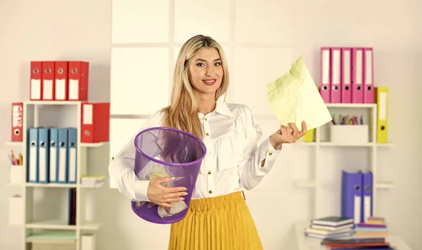 A mulher de negócios segura a lata do lixo. Menina à procura de documento perdido. Perdido por distracção. Cancelar exclusão de arquivo. Eliminar os resíduos de papel. Reciclagem de papel. Papel ralado no cesto. Mulher segurar lixo bin — Fotografia de Stock