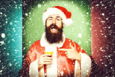 Renkli stüdyo geçmişine sahip komik sakallı Noel Baba.