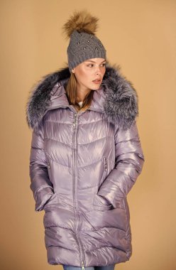 Kış için hazırlanıyorum. Bereli kız. Sahte kürk modası. Kış kıyafetleri içinde güzellik. Soğuk sezon alışverişi. Soğuk algınlığı. Mevsimlik moda. Yastıklı, kalın paltolu kadın. Mutlu kış tatilleri. Yeni Yıl