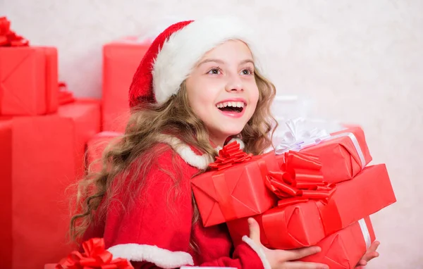 Concepto de felicidad invernal. Explora los regalos de Navidad. Desempaquetar el regalo de Navidad. Un chico emocionado por el regalo de Navidad. Milagro de invierno. Una chica celebra la Navidad. Santa traiga su regalo. Los sueños se hacen realidad —  Fotos de Stock