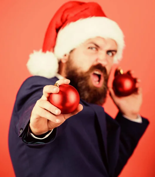 Так емоційно. щасливі свята. зимовий сезон веселий. веселого Різдва. бородатий чоловік Санта-капелюх тримає червоний різдвяний м'яч. будь креативним. зрілий менеджер подій. бізнесмен прикрашає новорічну ялинку. чоловік святкує Різдво — стокове фото
