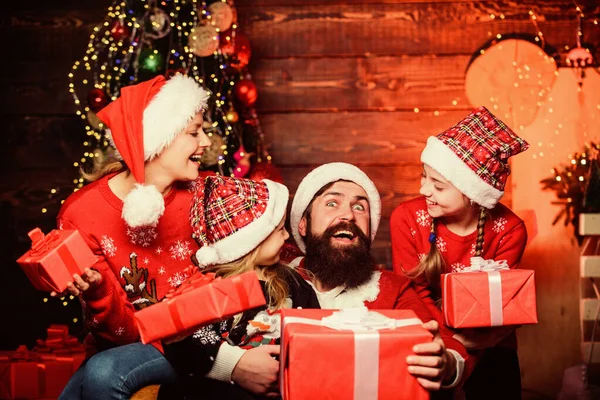 Começando o Ano Novo. A família feliz celebra o Ano Novo e o Natal. Pai e filhas no dia de Natal. Mãe e filhos com presentes de Natal. Festa de Ano Novo. Feliz Natal. Feliz Ano Novo — Fotografia de Stock