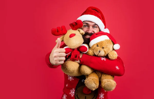 - Sürpriz. Noel Baba kostümlü sakallı adam. hipster yılbaşı partisini ren geyiği ve ayı oyuncağıyla kutluyor. Kış tatili hazırlıkları. Hediye ve hediye alışverişi. Mutlu yıllar. Mutlu Noeller. — Stok fotoğraf