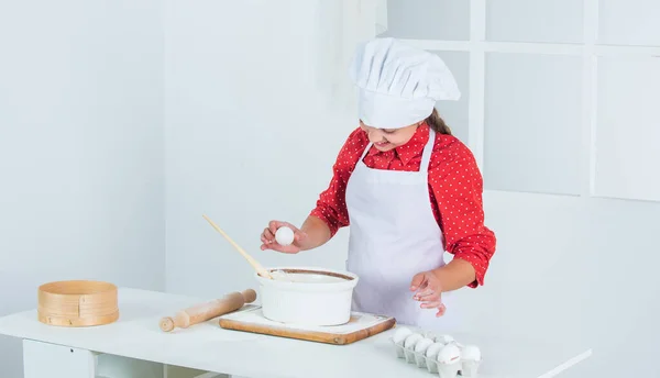 Menina cozinhar por receita, refeição, desenvolvimento, criança pequena, crianças, — Fotografia de Stock