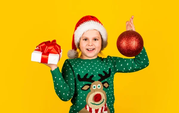 Concepto de felicitaciones navideñas. Juguete alegre del ornamento de la bola de la celebración del niño. Decoración de regalo y entrega de paquetes. Feliz navidad. Es Navidad. Decoración festiva. Listo para la fiesta de Navidad. Felices vacaciones de invierno — Foto de Stock