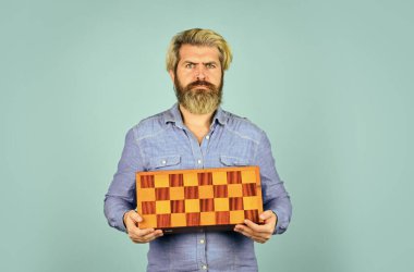 Satranç figürleri. Oyun stratejisi konsepti. Masa oyunu. Satranç oynayan adam. Hobi ve boş zaman. Entelektüel oyunlar. Zeki sakallı hippi. Bilişsel beceriler. Satranç dersi. Öğretmen satranç yarışması