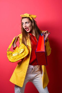 Sarı montlu komik kadın alışveriş torbaları, tatiller