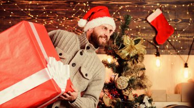 Senin için bir hediye. Noel Baba için. Kış indirimleri için avantajlı bir teklif. Noel alışverişi. Bu ne sürpriz. Yeni yıl hediyesi. Adamın büyük bir hediyesi var. Eve hediye teslimatı. Sakallı mutlu adam Noel Baba şapkası
