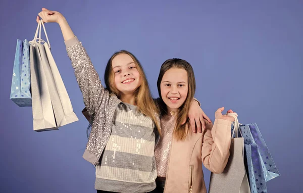 Szczęśliwe dzieci. Siostrzyczki cieszące się zakupami online. Małe dziewczynki z torbami na zakupy. Sprzedaż i zniżki. Bractwo i rodzina. oszczędności w zakupach. Moda dziecięca. Strona główna zakupy — Zdjęcie stockowe