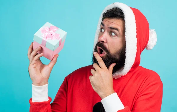 Vad som finns inuti... lycklig skäggig mogen man i tomtedräkt. Nyårsfest. fira vinterlovet. God jul till dig. Dags för julshopping. förbereda gåvor och presenter — Stockfoto