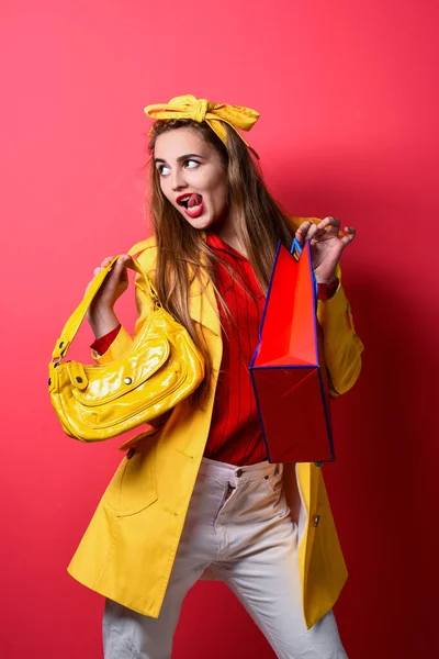 Sarı montlu komik kadın alışveriş torbaları, tatiller — Stok fotoğraf