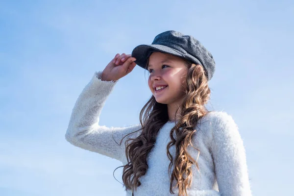 Criança feliz no boné com penteado elegante ao ar livre, liberdade — Fotografia de Stock