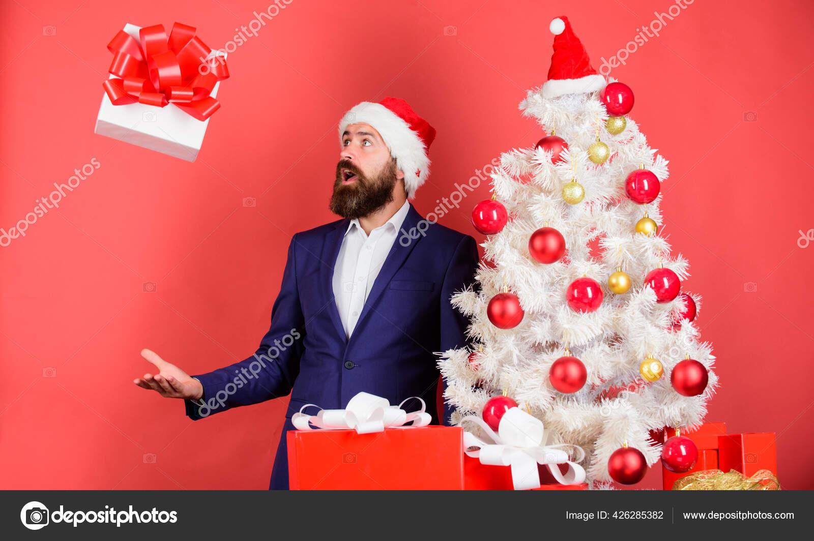 Entrega de regalos de navidad. hombre feliz con sombrero de santa mantenga  el regalo de navidad.