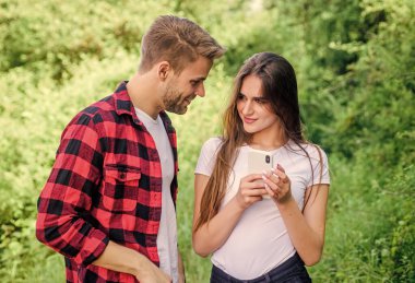 Aile değerleri. Çift açık havada akıllı telefon kullanıyor. Parktaki kızın telefonunu kurcalayan adam. Kıskançlık. Kişisel alan kavramı. Kayboldu. Seyir subayı arıyor. İnternette romantik bir randevu. Birbirine aşık çiftler. Günlük konsepti