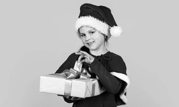Mutlu ol. hediye neşe ve mutluluk getirir. Mutlu yıllar. Mutlu noeller. Xmas neşe havası. Küçük Noel Baba çocuğu sarı arka plan. Küçük kız hediye kutusu. Kış tatili alışverişi. Hediye zamanı. — Stok fotoğraf