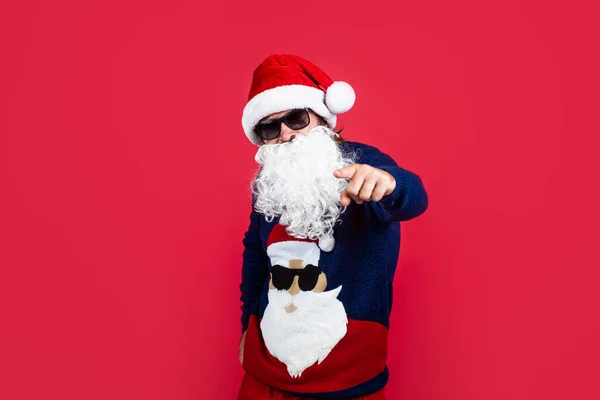 De beste kerst. Kerstmis winkeltijd. Cadeaus en cadeaus voorbereiden. Veel plezier. gelukkige bebaarde volwassen man in kerstman hoed. Nieuwjaarsfeest. Vier de wintervakantie. Vrolijk kerstfeest voor jou. — Stockfoto