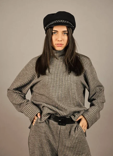 Conçu pour votre confort. Des vêtements chauds et confortables. Style décontracté pour tous les jours. Tricots à la mode. Concept de tricot. Je me sens à l'aise. Les femmes portent une blouse et un pantalon gris. Achetez votre style — Photo