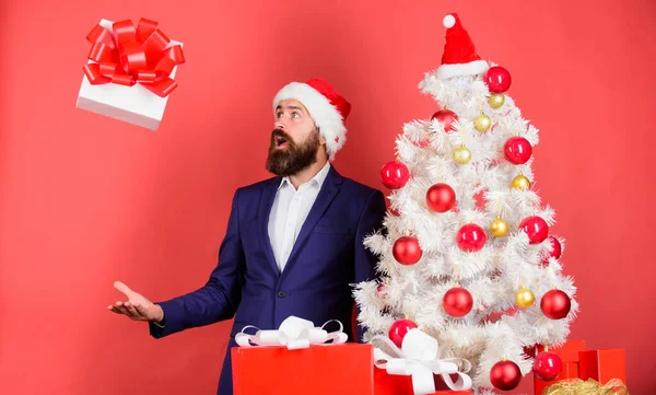 Homem barbudo hipster terno formal feliz comemorar o Natal. Entrega rápida de presentes. Caixa de presente com fita festiva arco caindo para a direita para a mão masculina. Conceito de serviço de presente. Enviar ou receber presentes de Natal — Fotografia de Stock