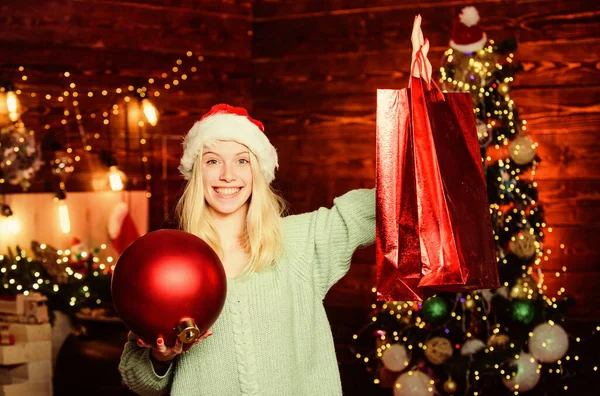 Vintershopping. Paket med köp. Flicka hålla bollen för att dekorera interiören. God jul, då. Glamorösa dekorationer. Juldekorationer. Älskar att köpa dekorationer. Festlig jul dekorationer — Stockfoto