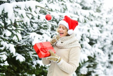 Aralık atmosferi. Boks günü. Marketten noel ağacı seçiyorum. Doğa karla kaplı. Yeni yıl. Mutlu noeller. Kız Noel 'i kutluyor. Kış tatili konsepti. Kadın sıcak giysileri, karlı orman.