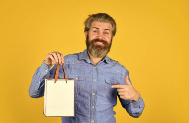 Alışverişkolik. Yetişkin bir hippi alışveriş çantası taşır. Siber pazartesi ya da kara cuma. Satın aldığınız için teşekkürler. Alışverişten sonra sakallı mutlu bir adam. En iyi satış ve indirim burada. Tatil hediyeleri