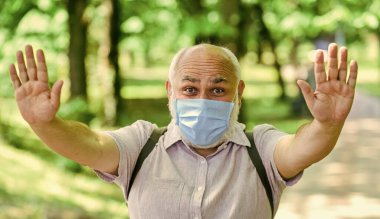 Maske virüsten korunuyor. Yaşlı insanlar yüksek riskli covid-19. Kilitleme kısıtlamalarını gevşetiyorum. Maske tak. Karantina genişletildi. Salgın hastalık konsepti. Enfeksiyonun yayılma riskini sınırla. Kıdemli adam maskesi.